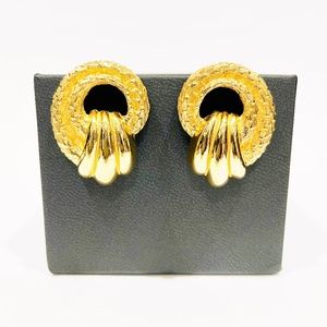 ❌SOLD❌ Christian Dior Gold Tone Signed Weave Knot Shells Design Clip-On Earrings